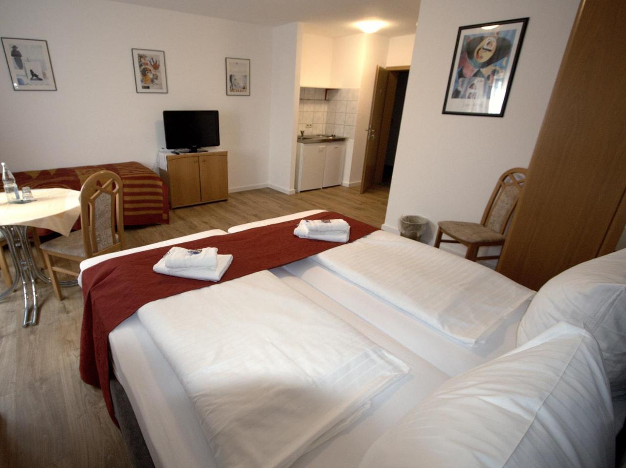 Hotel Leo Muehlhausen Exteriör bild